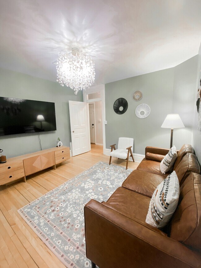 Building Photo - 209 E 3rd St