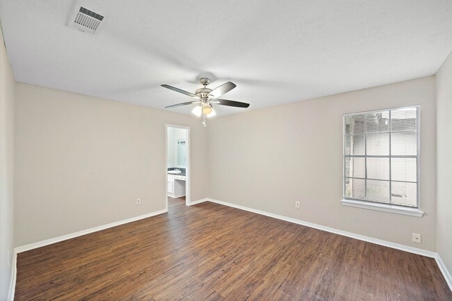 Foto del edificio - Lovely 3 Bedroom 2 Bath Duplex Home with Totally Private Backyard with Nice Wooden Privacy Fence!!