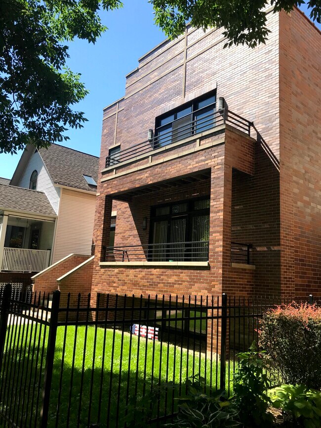 Building Photo - 1724 W Berwyn Ave