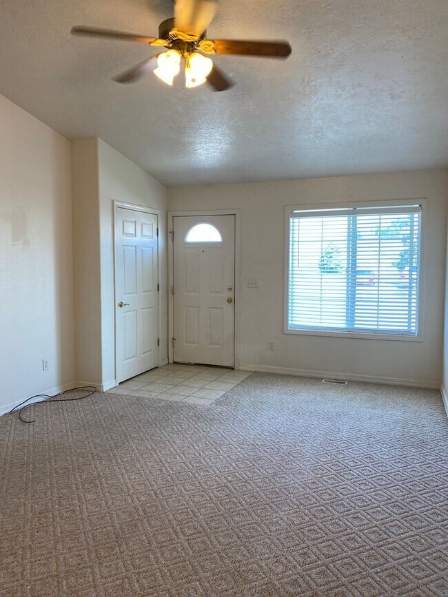 Foto del edificio - 2 Bed, 1 Bath Rocky Mountain Townhome w/ Garage & In-Unit Laundry