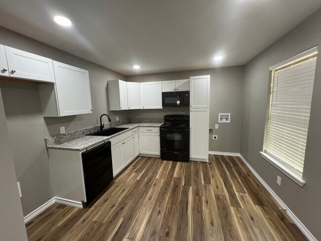 Building Photo - 304 Harcourt st Weatherford Tx, 76086