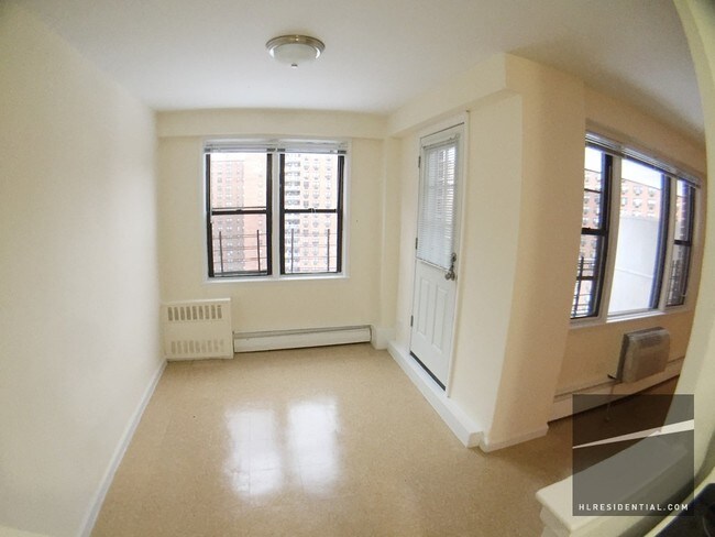 Foto del edificio - 9707 Horace Harding Expy