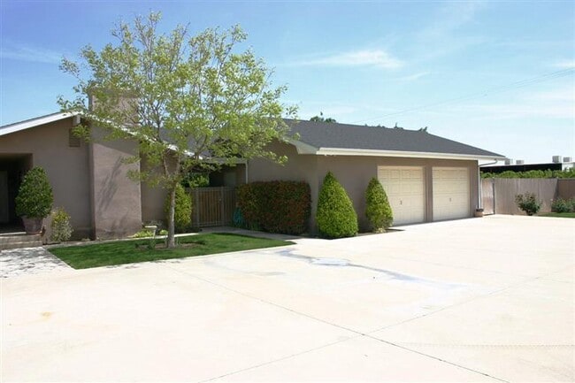 Building Photo - 2558 De Wolf Ave