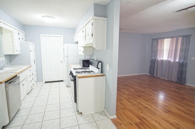 Building Photo - 224 E Cherry Ave