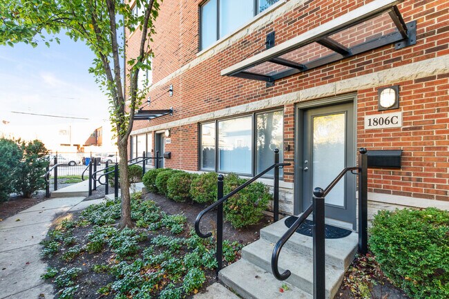 Building Photo - 1806 W Estes Ave