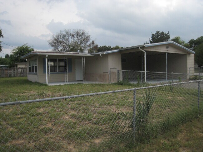 Building Photo - 1021 Lewis Dr