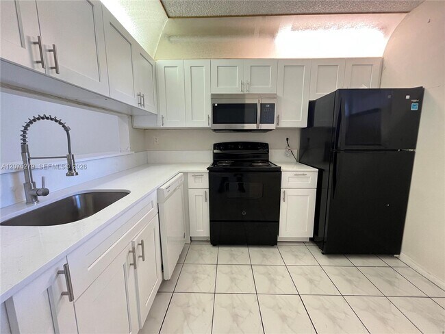 Foto del edificio - 3252 Foxcroft Rd
