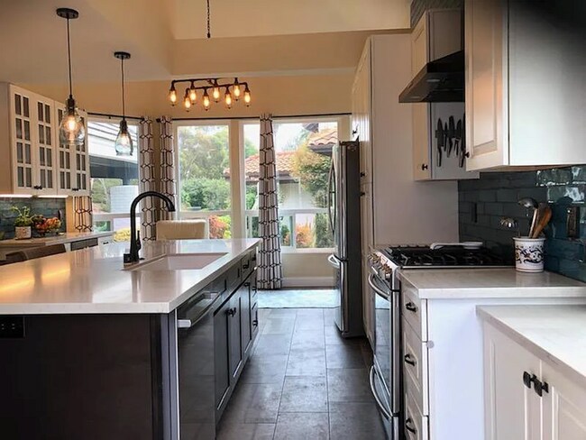 Building Photo - 4 Bedroom Home in the Hosp Grove Area of Olde Carlsbad