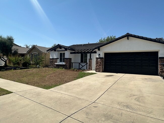 Building Photo - Newly Updated Home Available Now!