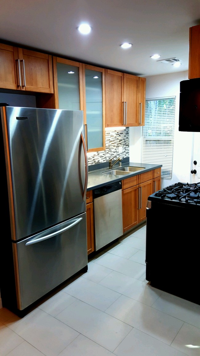 Kitchen Stainless Appliances - 1256 N Detroit St