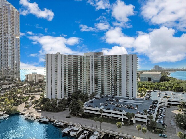 Foto del edificio - 100 Bayview Dr