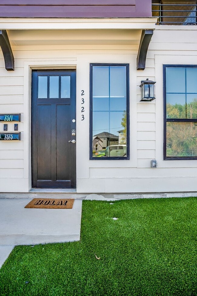 Foto del edificio - 2323 Benbrook Blvd