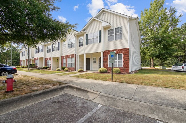 Foto del edificio - 3 Bedroom Townhome in Raleigh