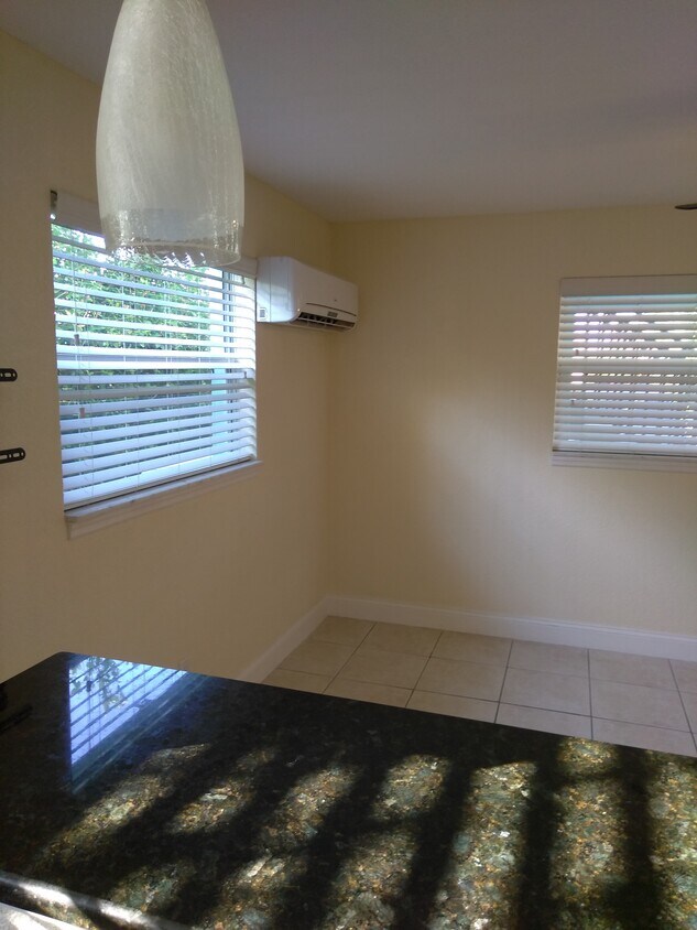 LR cuenta con aire acondicionado y ventiladores de fan/remote - 11240 3rd St E