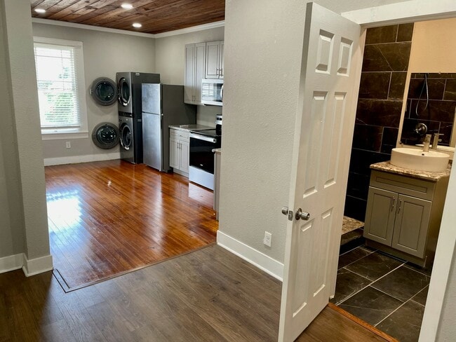 Photo - 2115 Broadway Avenue J Apartment