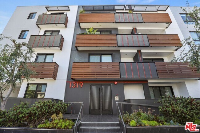 Foto del edificio - 1319 N Martel Ave