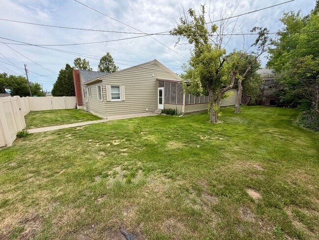Building Photo - Pet Friendly 3 Bed 2 Bath Single Family Home with Attached Garage and Fully Fenced Yard!