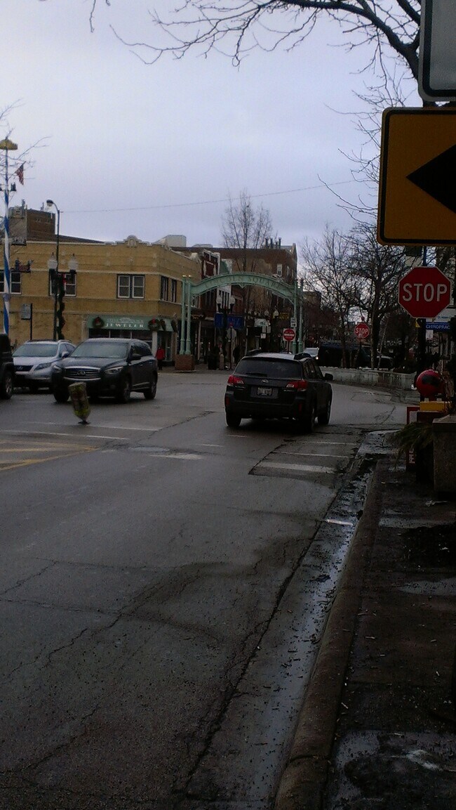 Foto del edificio - 4655 N Lincoln Ave