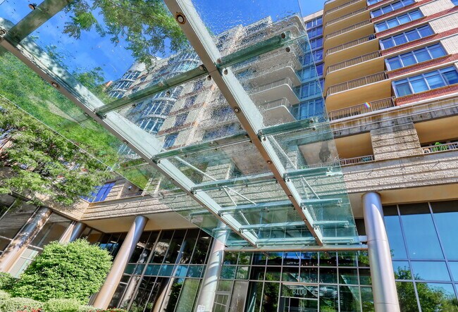 Foto del edificio - 8100 River Rd