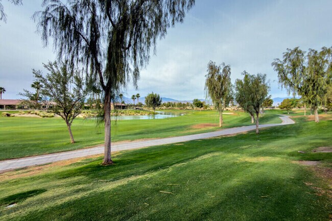 Foto del edificio - 81083 Avenida Tres Lagunas