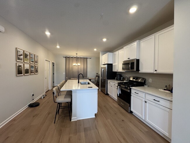 Foto del edificio - "Spacious 3-Bedroom Townhouse Oasis in West St Paul – 2.5 Baths & 2,268 Sq Ft of Comfort!"