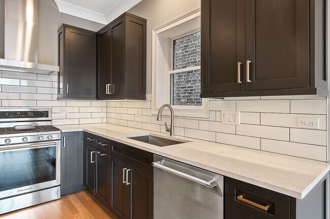 Foto del edificio - 2324 N Southport Ave