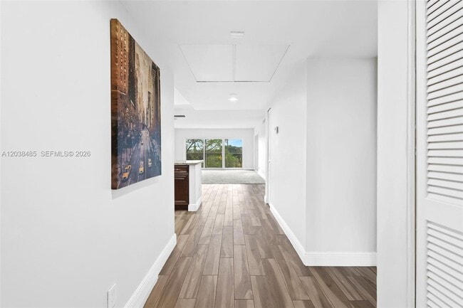 Building Photo - 3050 N Palm Aire Dr