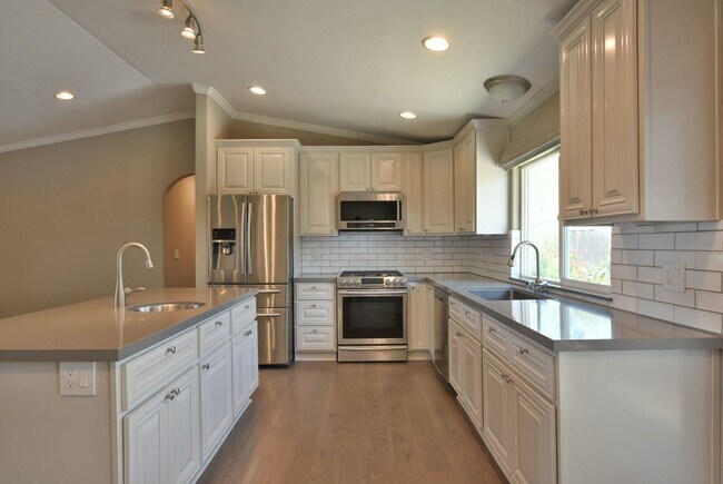 Foto del edificio - Beautifully Remodeled 3 Bedroom 2 Bath Par...