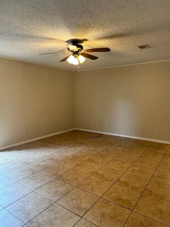 Building Photo - Cute house with a big yard. Perfect for ou...