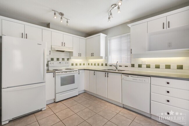 Photo du bâtiment - Spacious Top Floor 2 Bedroom + Den Corner Condo for Rent at Rockport – Langley