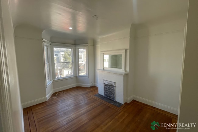 Building Photo - Three Bedroom Condo Walking Distance to Do...