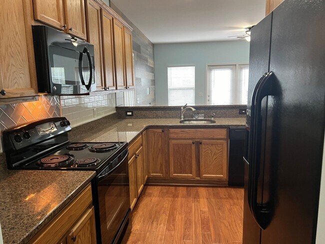 Building Photo - Wonderful townhome w/ garage in Wellstone