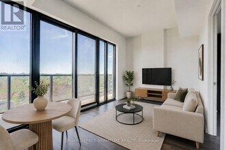 Building Photo - 799 The Queensway