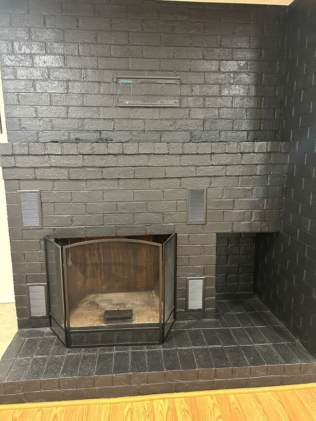 Building Photo - Well maintained second level 2 bedroom con...