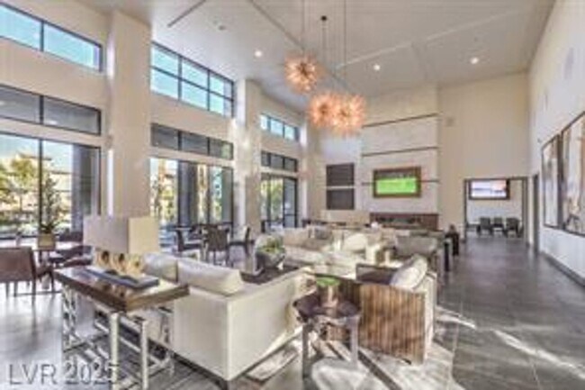 Foto del edificio - Beautiful Taylor Morrison 3BD/3BA townhome with 2-car garage in sought-after Summerlin West