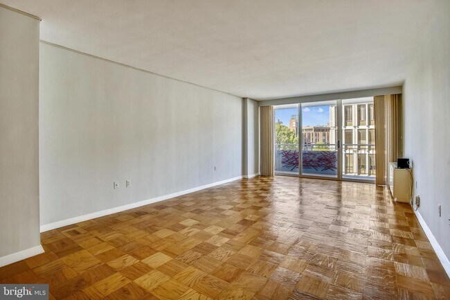 Foto del edificio - 3001 Veazey Terrace NW