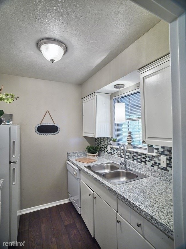Building Photo - 15534 El Estado Dr