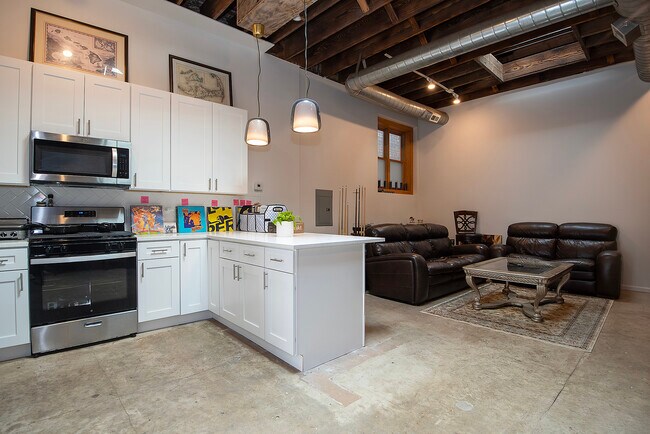Building Photo - 2021 S Throop St