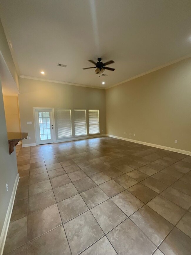 Building Photo - 135 Eagle Pt Dr