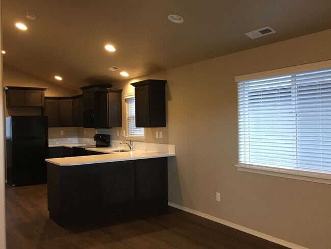 Building Photo - Single Level 2 Bedroom / 1 Bathroom in SW Redmond