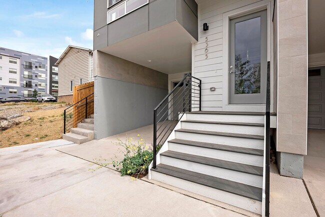 Foto del edificio - Last Townhouse Available! Beautiful Newer Build Close to Overlook Station