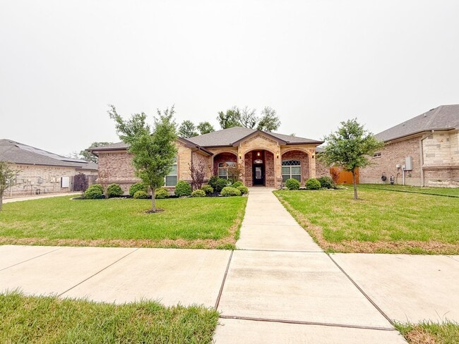 Building Photo - Beautiful 4 bedroom, 2.5 bath, 3 car garag...