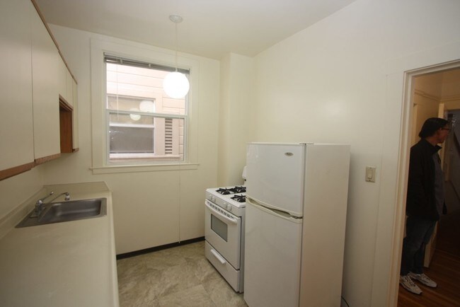 Building Photo - Bright Studio Apt in Prime Location