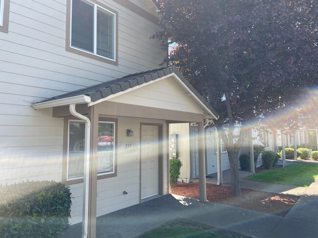 Foto del edificio - Beautiful 2 Bedroom 1.5 Bath Townhome Loca...