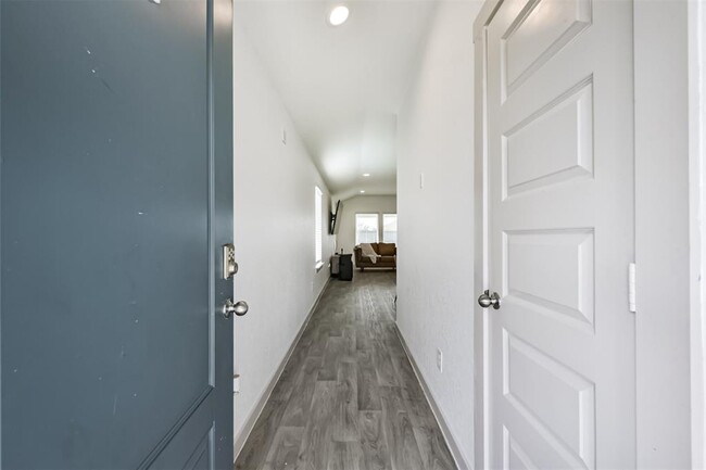Building Photo - 918 Betsy Hl Dr