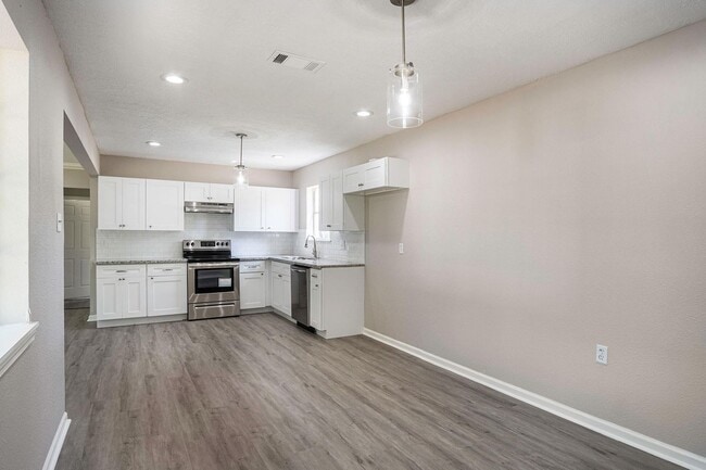 Building Photo - Updated 4 bedroom, 3 bath, single story house on a 20500 sq ft lot in Roman Forest!! Upgrades inc...