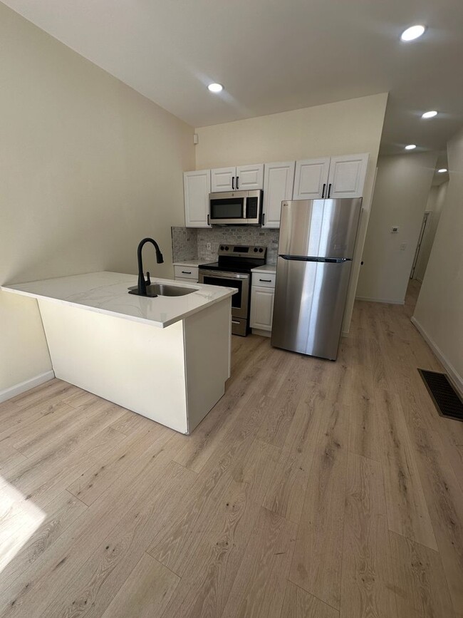 Building Photo - 2713 W Glenwood Ave