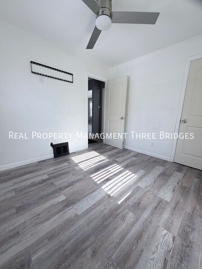 Building Photo - 35 S Barat Ave