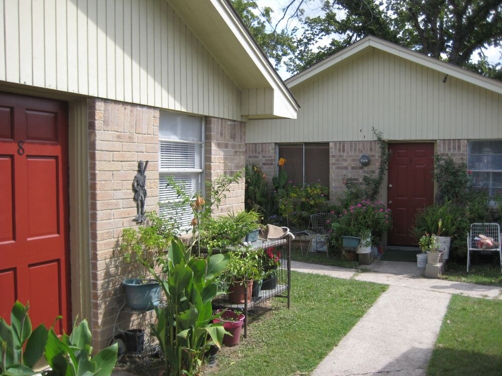 Primary Photo - 8814 Manus St