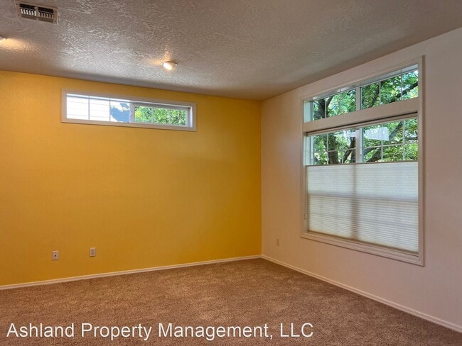 Building Photo - 3 br, 2.5 bath House - 441 N Mountain Ave